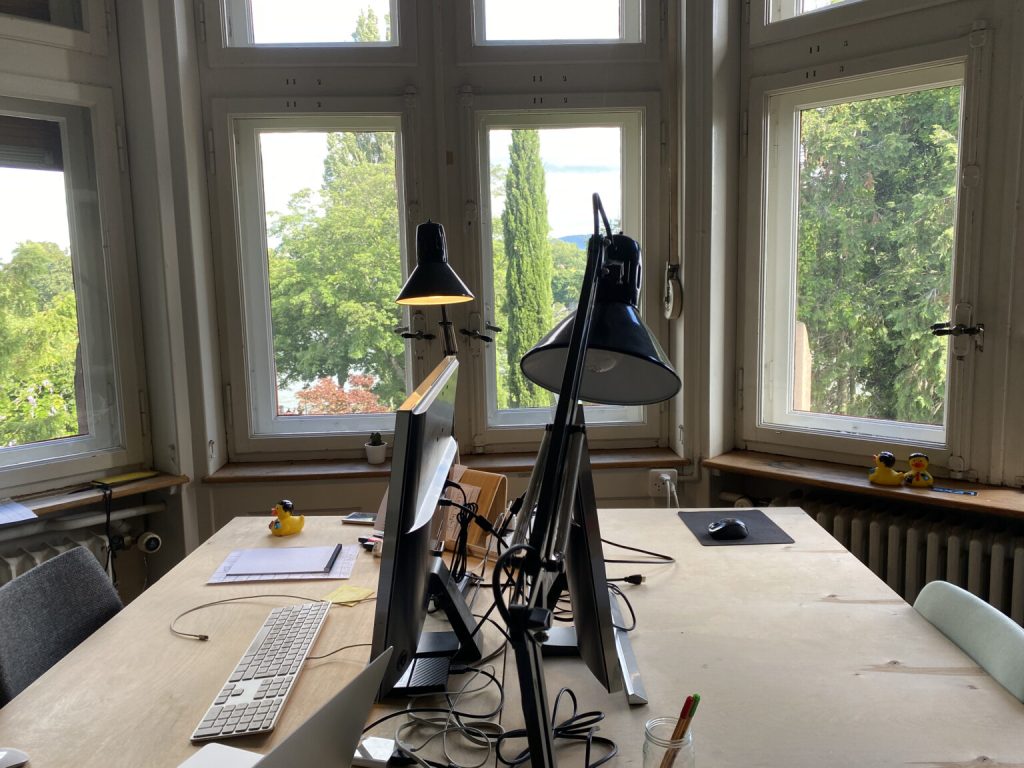 Büro mit Blick auf den Rhein
